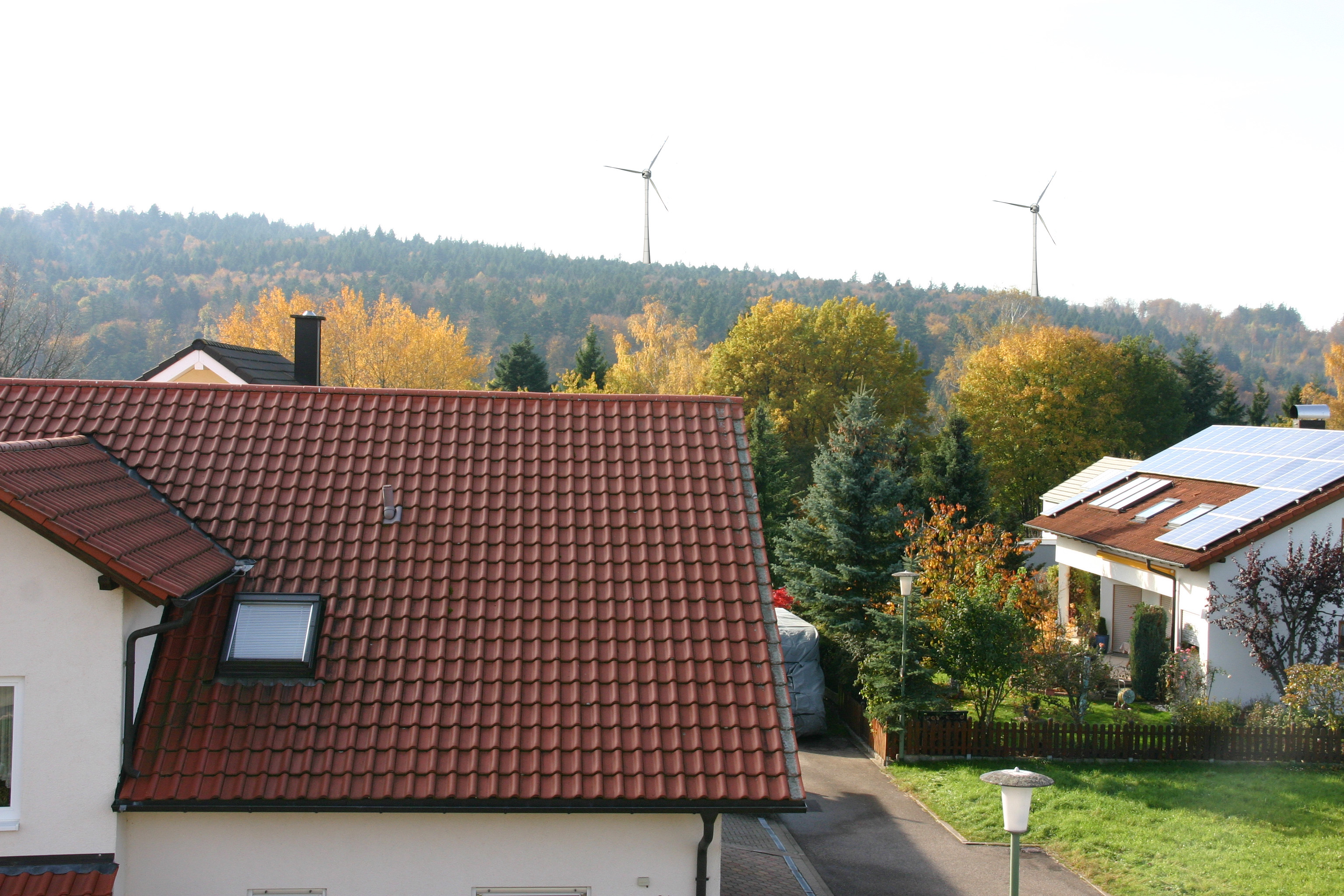 Realistische Darstellung der künftigen Windkraftanlagen vom Ortsrand Büchenbronn aus.